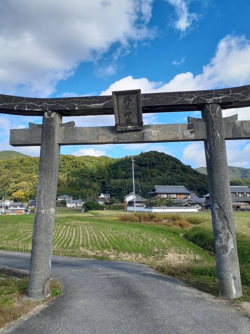 坂本丹生神社,兵庫県神戸市北区山田町坂本字丹生山384
