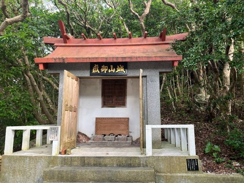 城山御嶽,沖縄県国頭郡伊江村東江上５５２