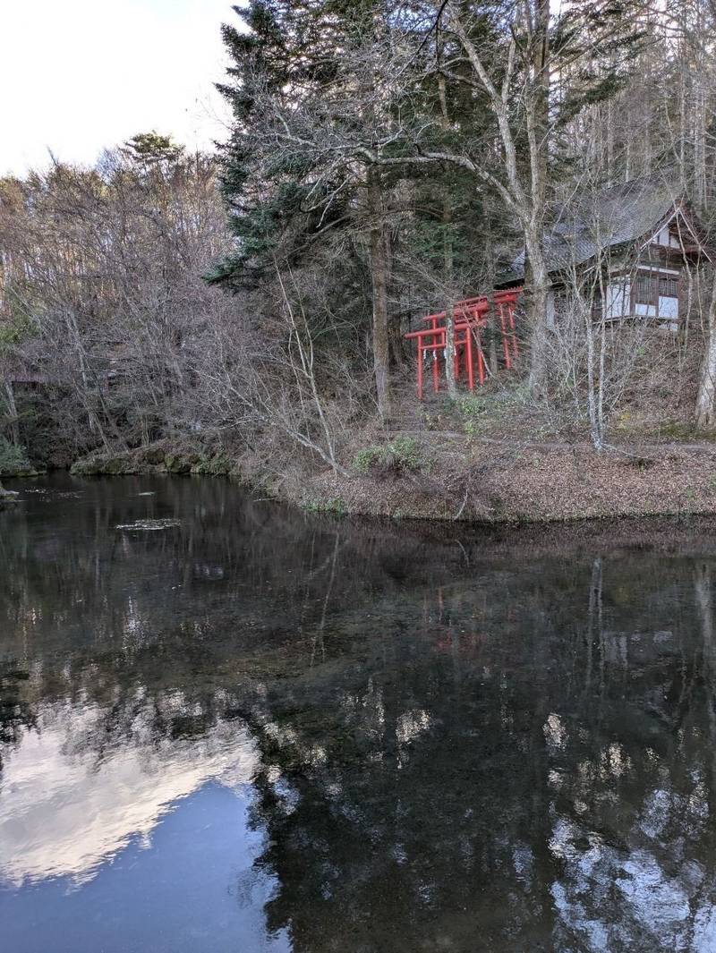出口稲荷社,山梨県南都留郡忍野村忍草3483-2