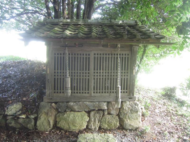 志波加神社,京都府南丹市日吉町志和賀字宮ノ岡５０