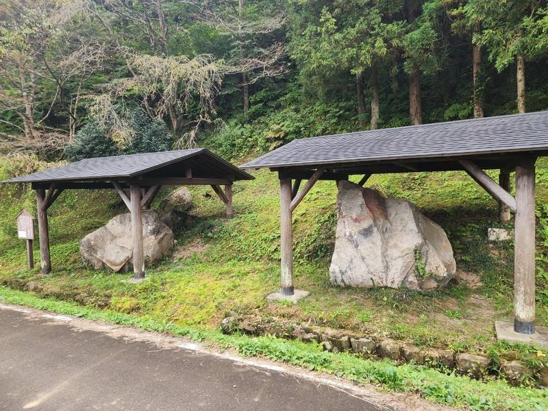 舘ケ岡磨崖仏及び供養碑群,福島県須賀川市舘ケ岡向山
