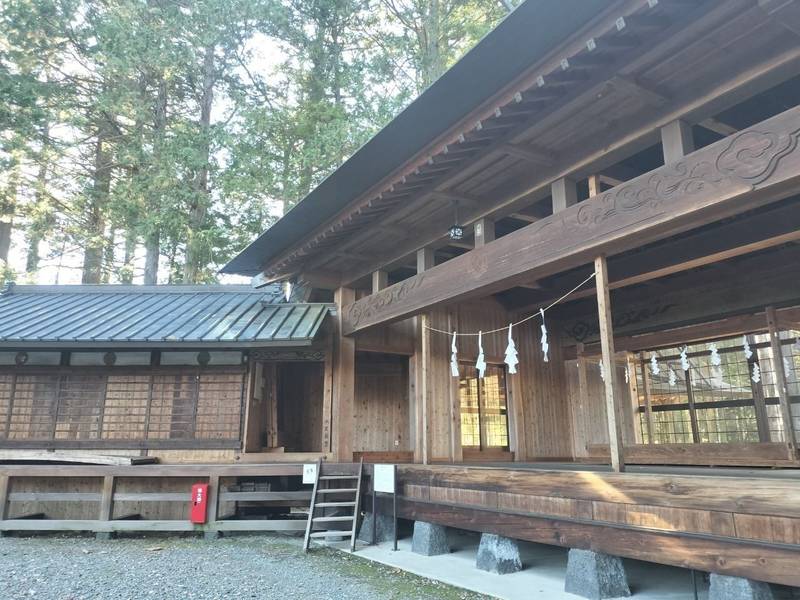 八幡神社,山梨県南都留郡鳴沢村鳴沢３３２３