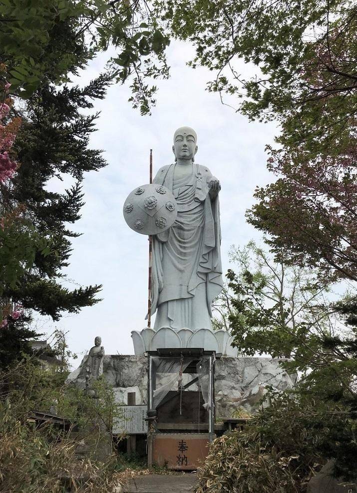 尾花沢花笠地蔵尊    (日本一花笠地蔵),山形県尾花沢市上町4丁目12〔(旧)花笠踊り観光センター内〕