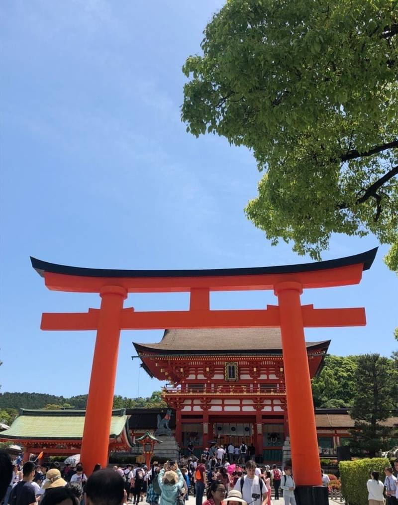 伏見稲荷大社 京都市 京都府 の見どころ 青空に赤 By おかげ犬 Omairi おまいり