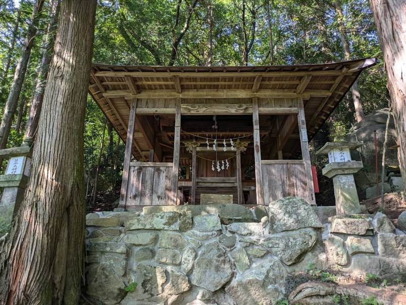 笠石大明神,山梨県山梨市牧丘町西保中１０５２