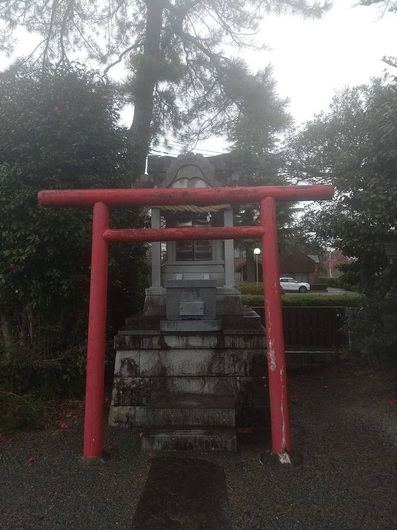 御守殿稲荷神社,静岡県御殿場市御殿場196 高尾山穂見神社内　階段上がって右手側