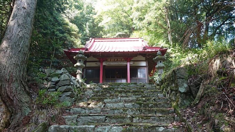石割稲荷社,山梨県南巨摩郡身延町身延３９８９