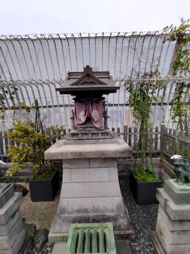 新宿小田急豊川稲荷神社    (小田急百貨店新宿店),東京都新宿区西新宿1-1-3 小田急百貨店新宿店 本館13階 屋上庭園