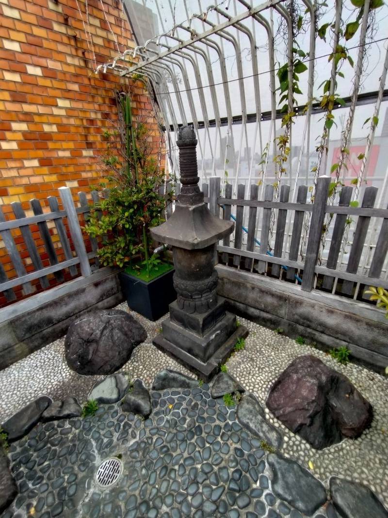 新宿小田急豊川稲荷神社    (小田急百貨店新宿店),東京都新宿区西新宿1-1-3 小田急百貨店新宿店 本館13階 屋上庭園