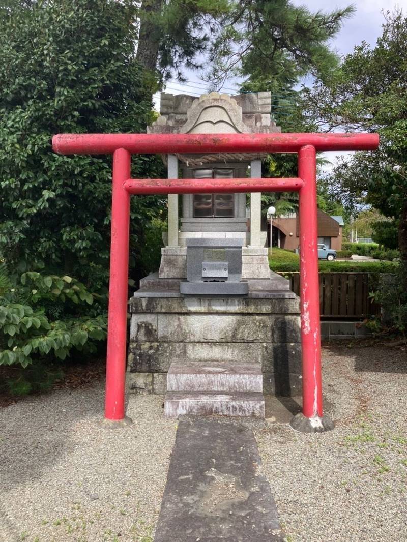 御守殿稲荷神社,静岡県御殿場市御殿場196 高尾山穂見神社内　階段上がって右手側