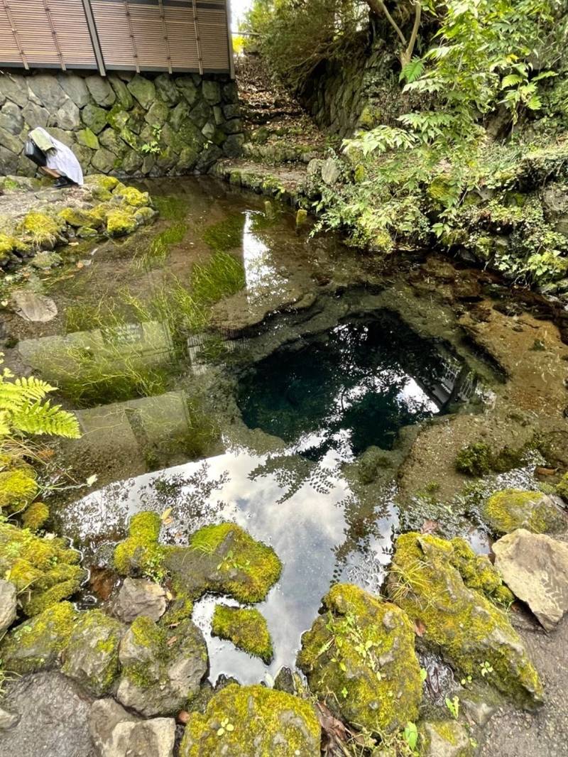 お釜池 (忍野八海二番霊場　祭神:跋難陀竜王),山梨県南都留郡忍野村忍草１１４ お釜池