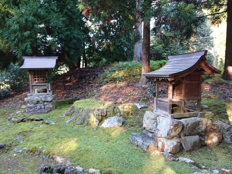 坂尾呂神社,京都府綾部市睦寄町鳥垣２４−２４